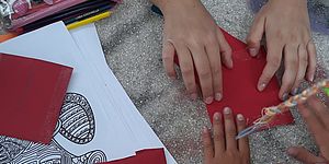 mani di bambini che giocano