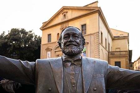 Pavarotti con alle spalle il teatro Rossini