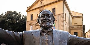 Pavarotti con alle spalle il teatro Rossini