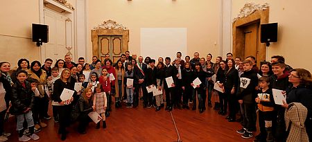 Ricci consegna la Costituzione a 150 neocittadini italiani: «Città più sicure se c’è integrazione»   