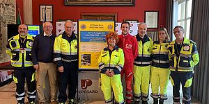 Belloni con operatori della Protezione Civile