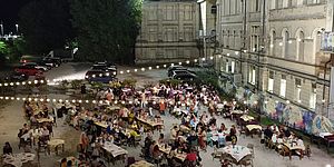 Persone che cenano nel cortile del santa Marta