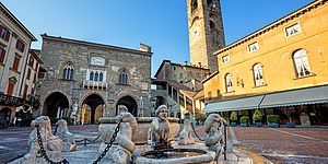 fontana e palazzo storico Bergamo