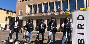 Tommaso Daniele, responsabile commerciale Bird Italia; Heidi Morotti assessora alla Sostenibilità; Riccardo Pozzi, assessore al Rigore; Daniele Vimini, vicesindaco e assessore alla Bellezza; Enzo Belloni, assessore all'Operatività.