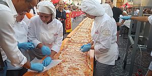 Ricci farcisce la pizza Rossini da record: «Piatto da esportare, grande successo per il festival»