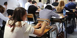 studenti sui banchi di scuola