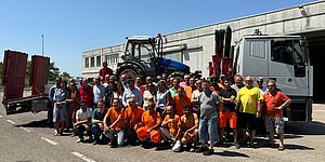 Il sindaco Biancani e l'assessora Della Dora insieme ai dipendenti del Centro operativo del Comune di Pesaro