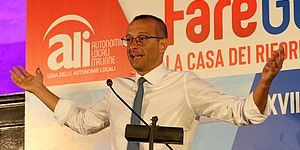 Ricci davanti cartellone "Fare gentile"