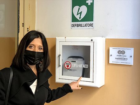 Assessore alla Coesione e al Benessere Mila Della Dora vicino al defibrillatore in questura