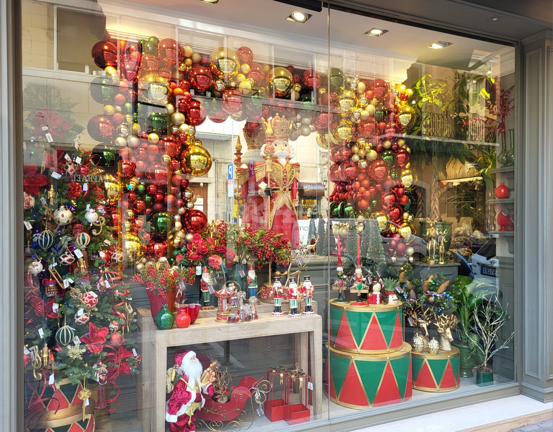 vetrina addobbata a tema natalizio