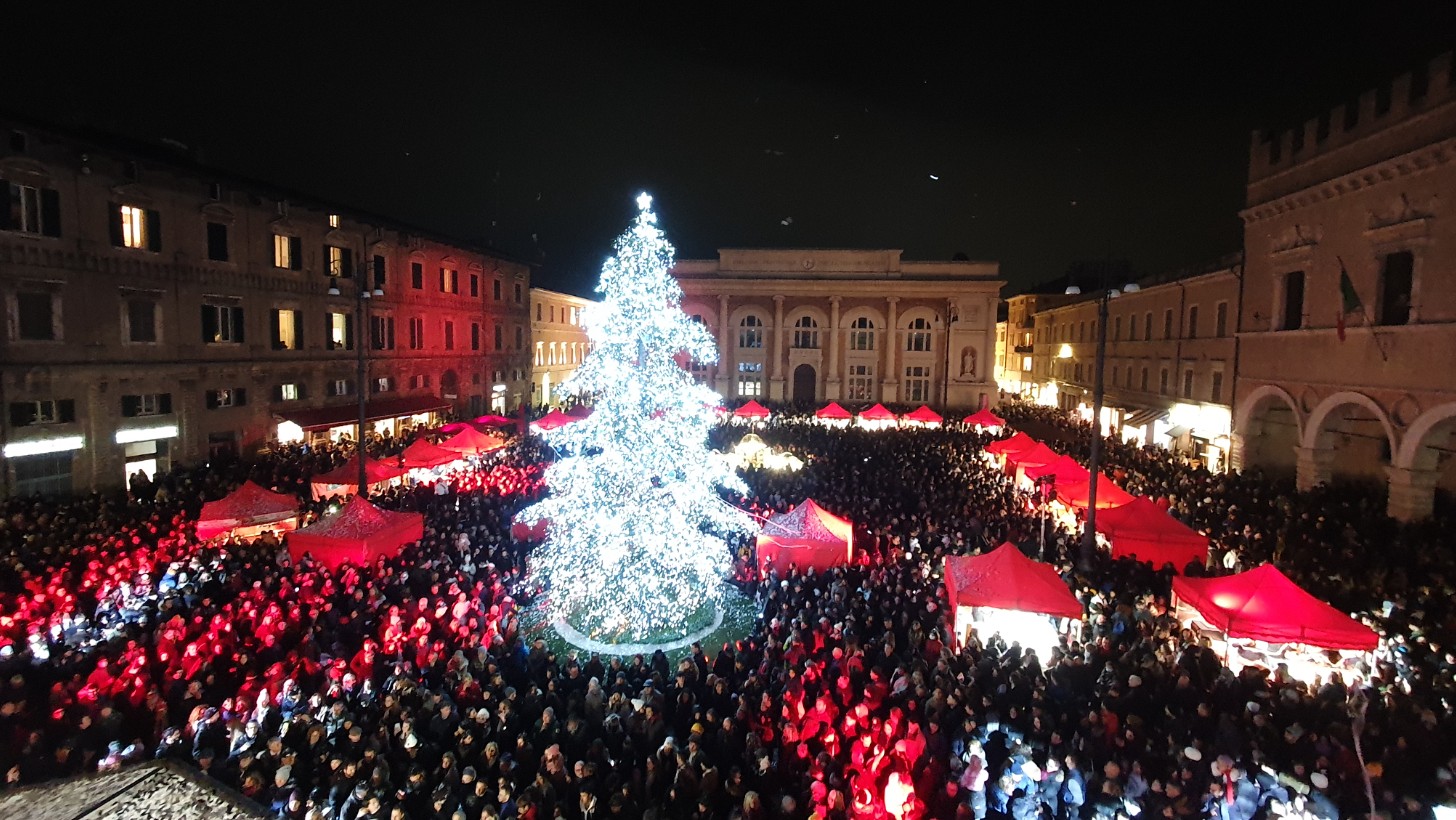 Piazza con alberto e mercatini di Natale