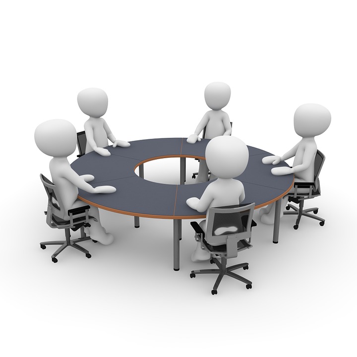 persone stilizzate intorno ad un tavolo in riunione