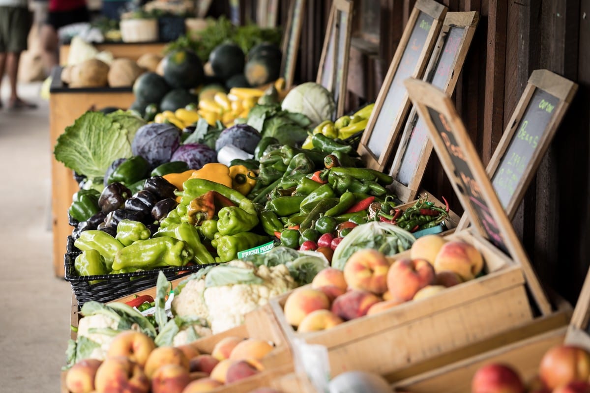 cassette con verdure al mercato
