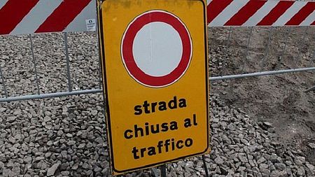 cartello stradale chiusura al traffico