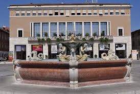 Palazzo Comunale e fontana di piazza del Popolo