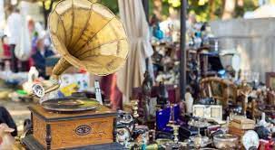 Tornano i mercatini in piazza del Popolo e Lungomare. Frenquellucci: «Tradizione, artigianato e gusto per un 2025 all’insegna della qualità e vivacità» Bancarella antiquariato