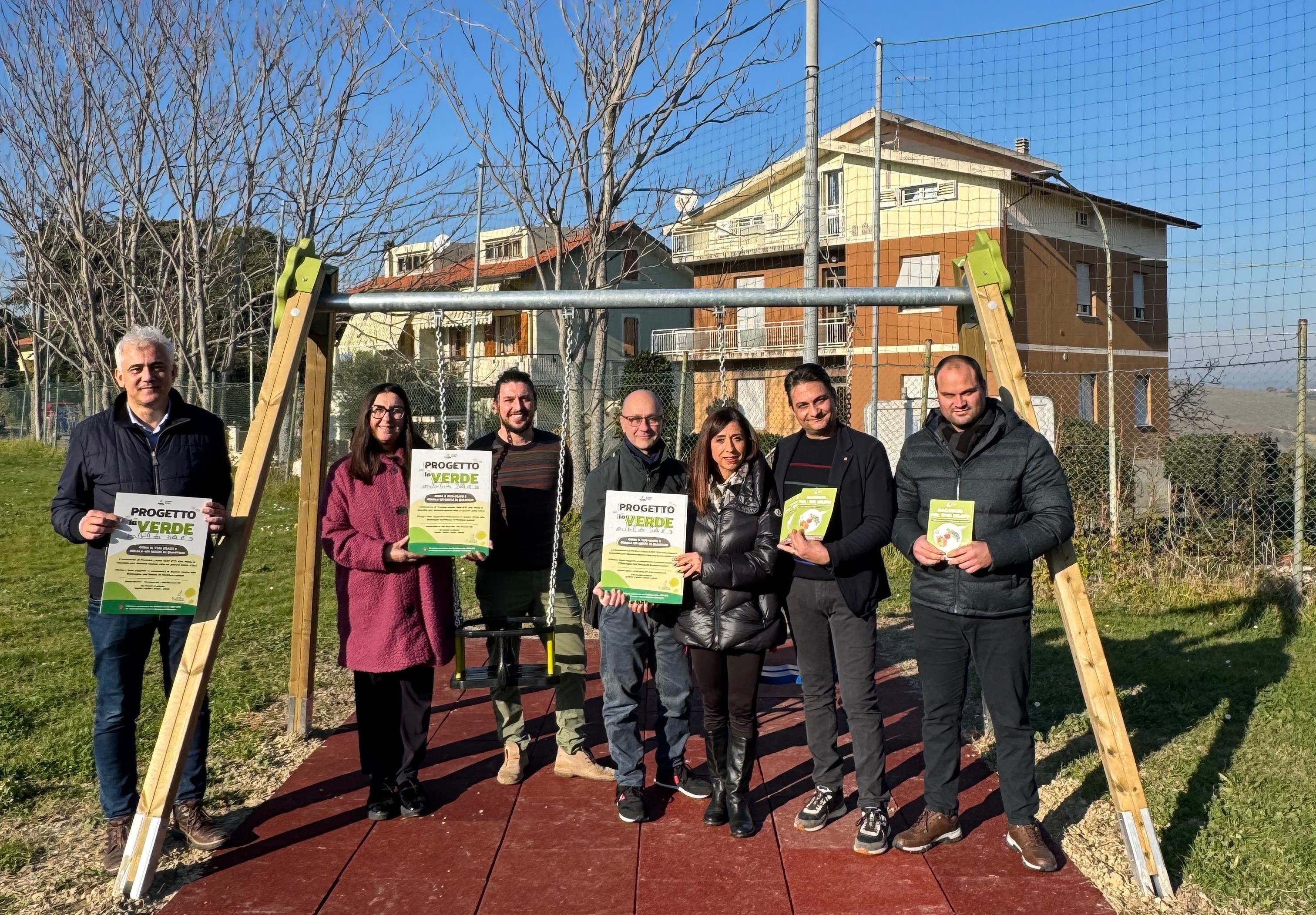 Altalena con attori del progetto