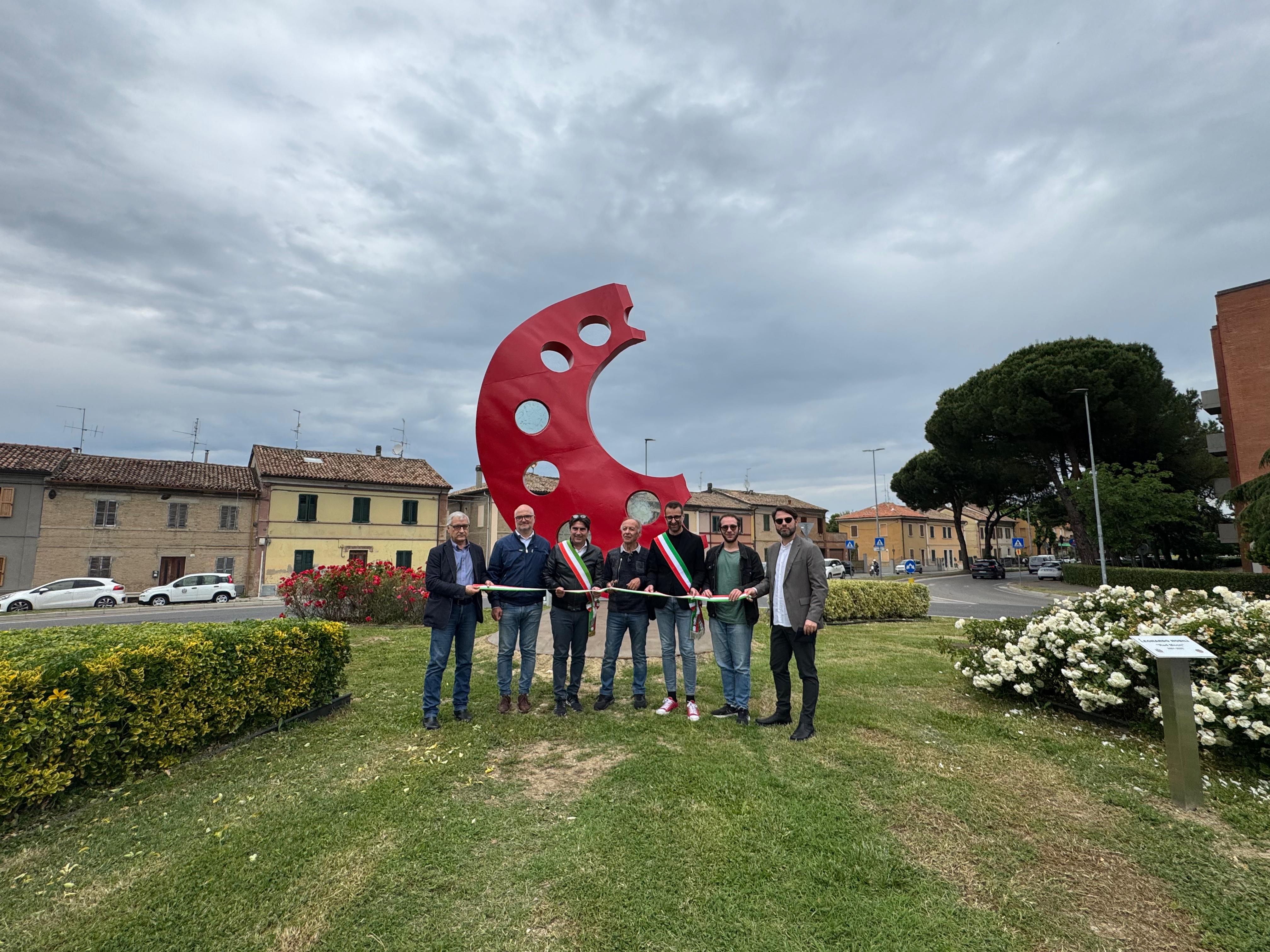 Leonardo Nobili Biancani Primavera Domenicucci Roberto e Riccardo Rossi Gresta davanti alla scultura