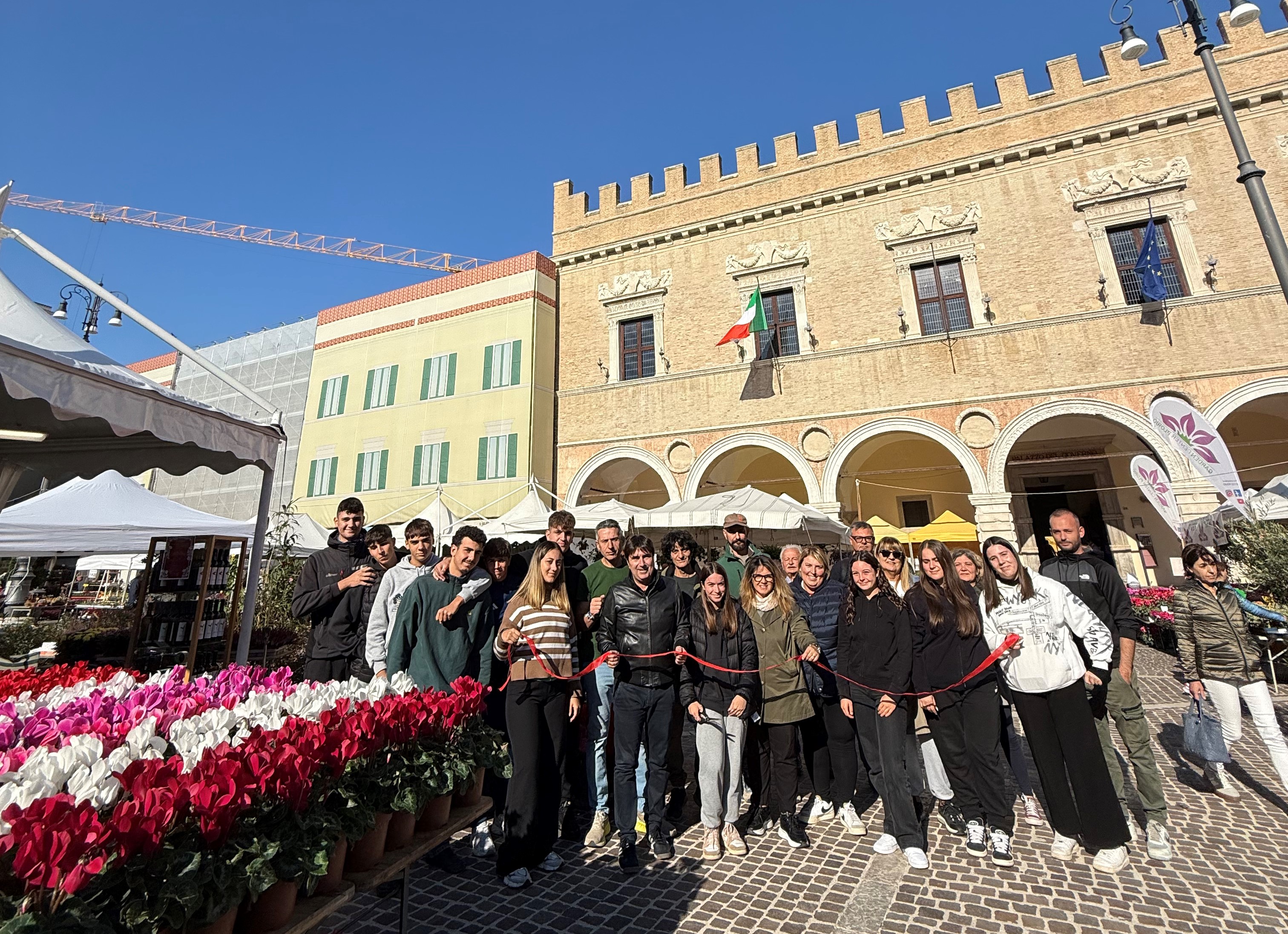 Biancani Frenquellucci con ragazzi alla festa dei fiori