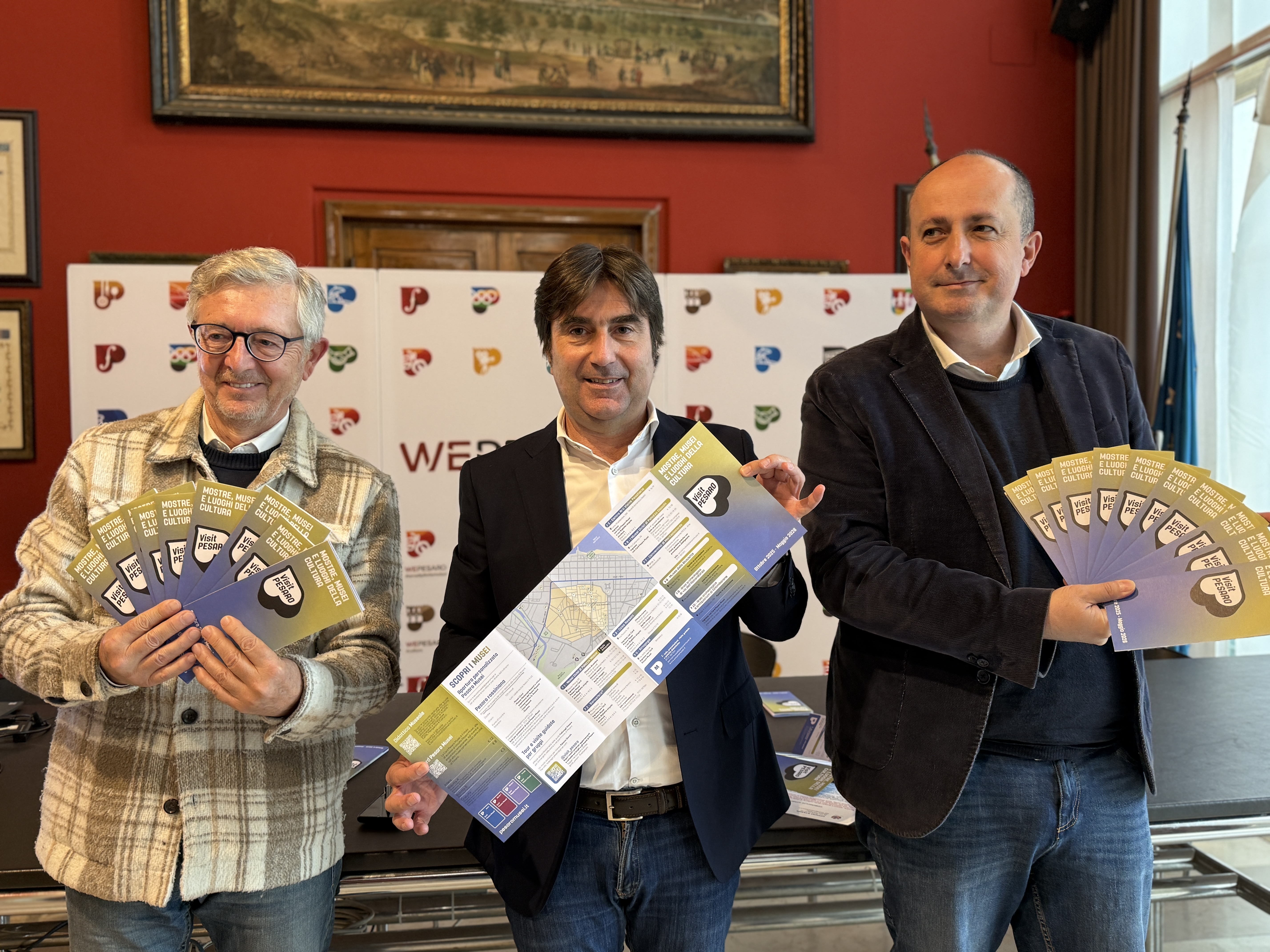 Olmeda Biancani Vimini con in mano le brochure