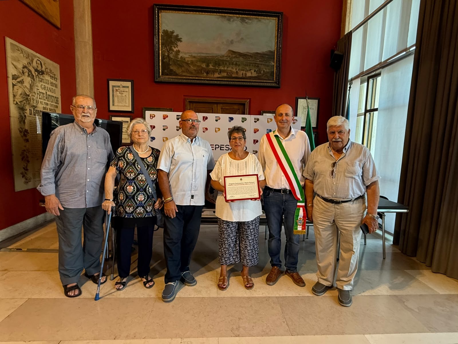 Da oltre 40 anni scelgono Pesaro per le loro vacanze, il Comune consegna l’“Abbraccio della Città” a Virginia Santamaria e Mario Raineri 