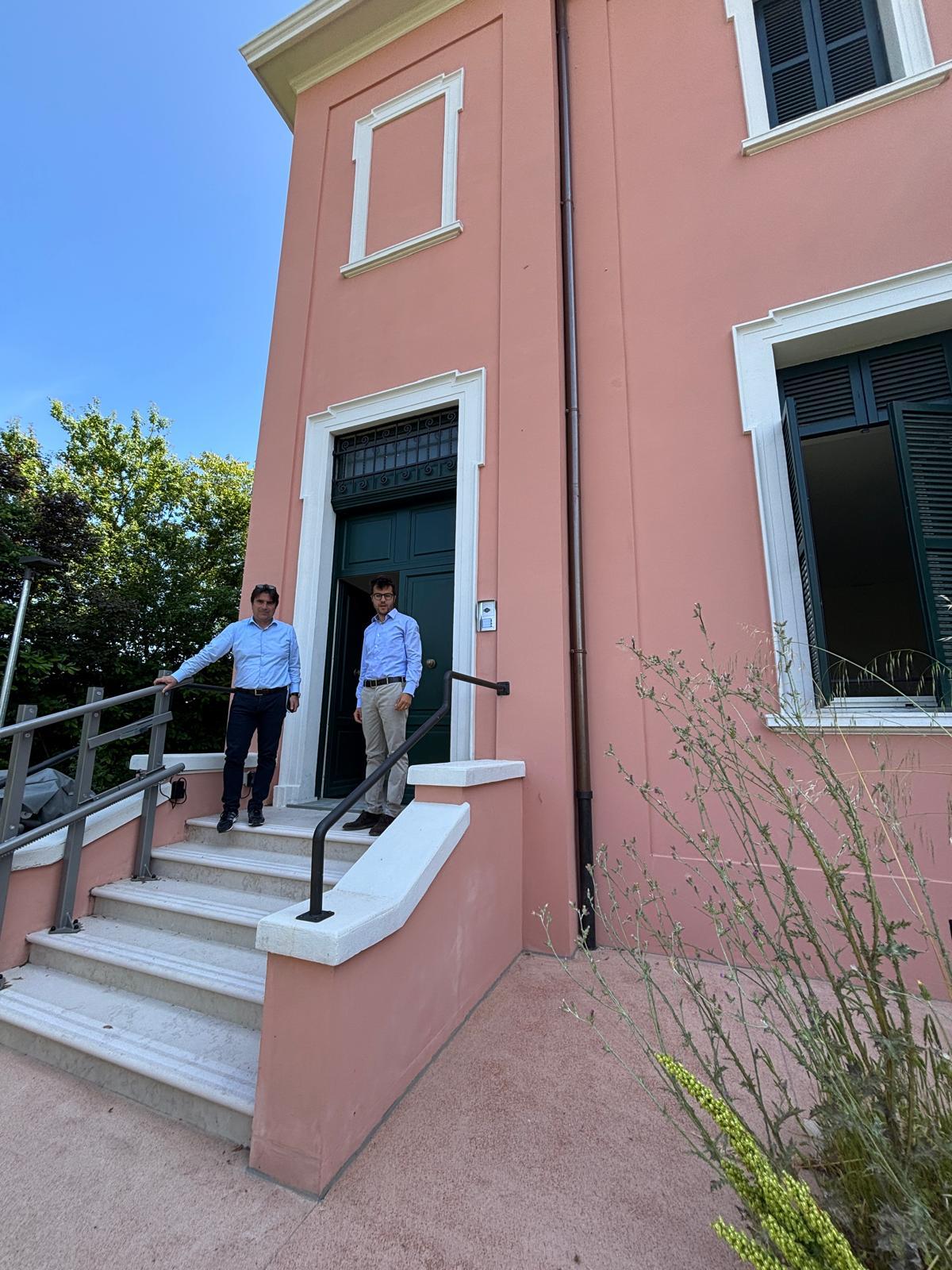 Pozzi Biancani davanti gli alloggi