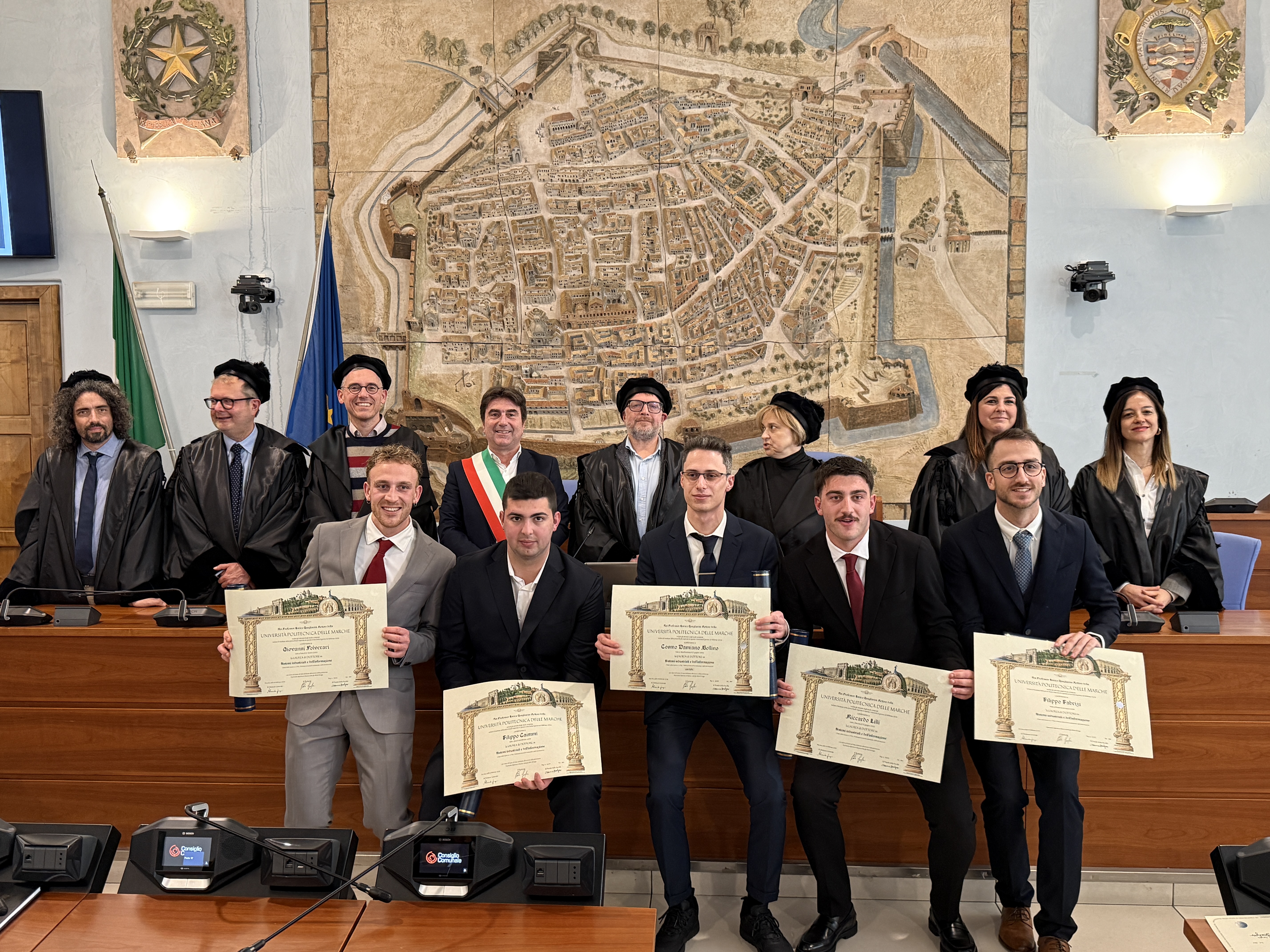 Sindaco con laureati e insegnanti