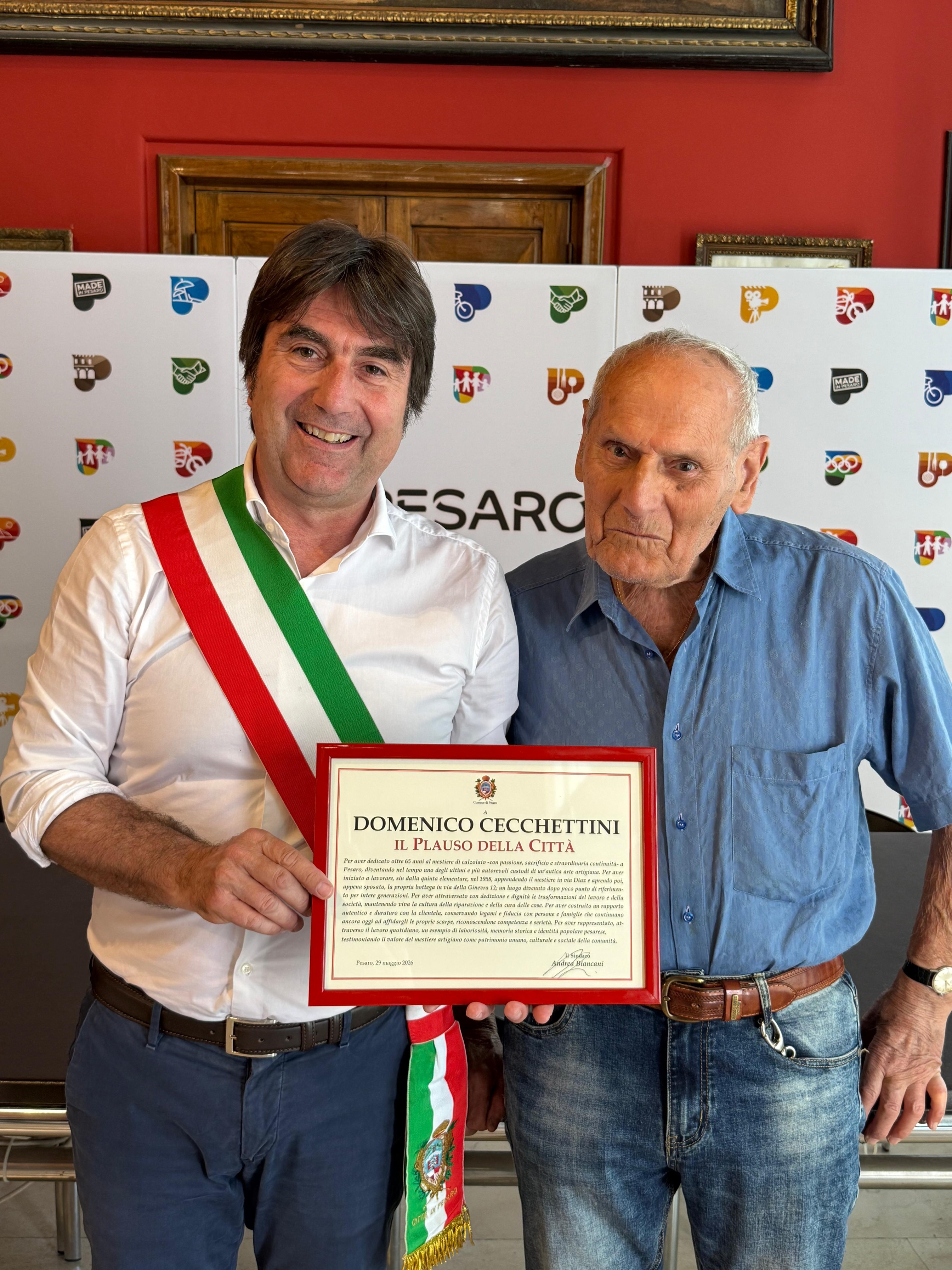 Biancani consegna il “Plauso della città” all’86enne calzolaio Domenico Cecchettini