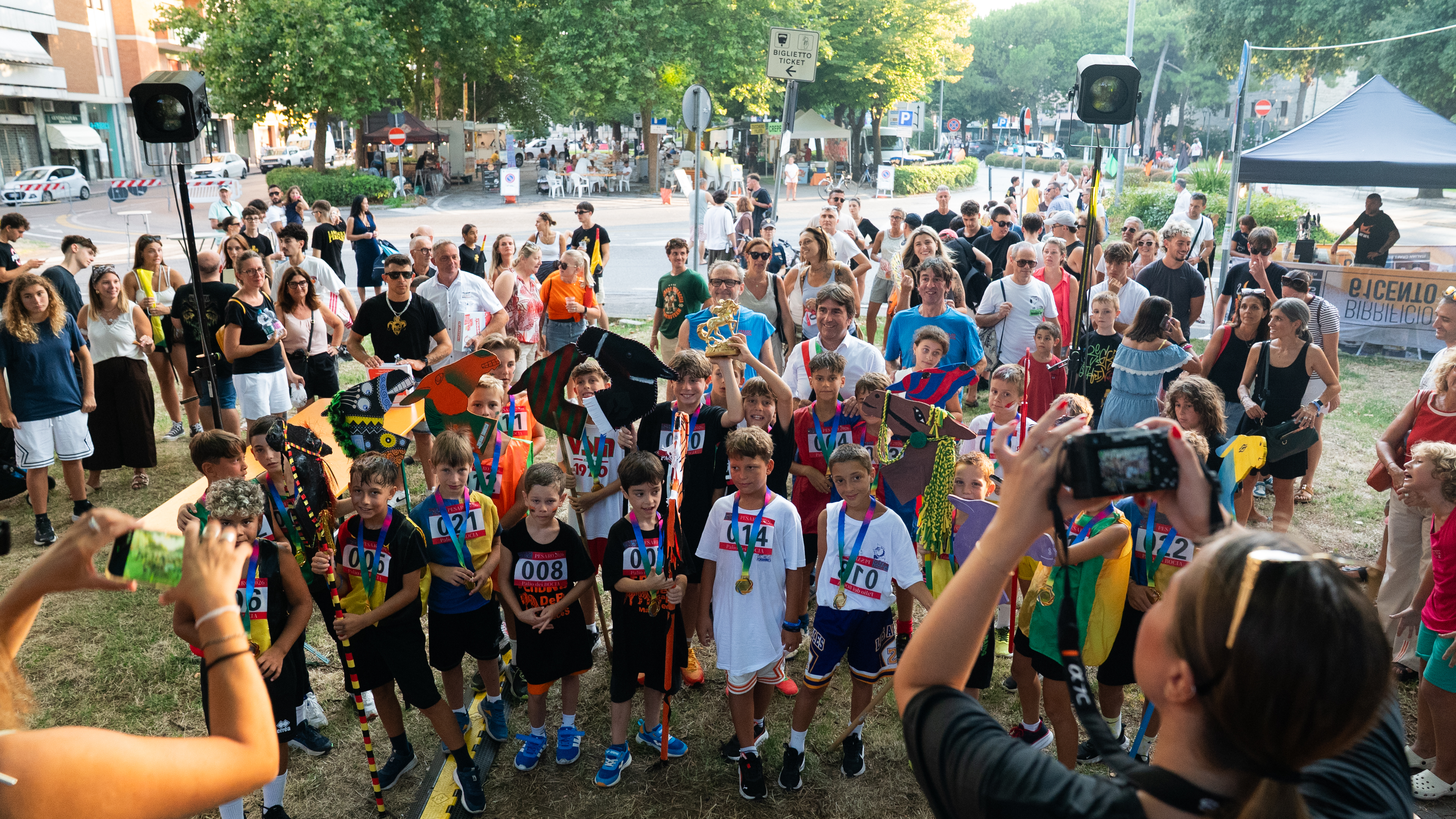 Biancani con tutti i bambini del palio