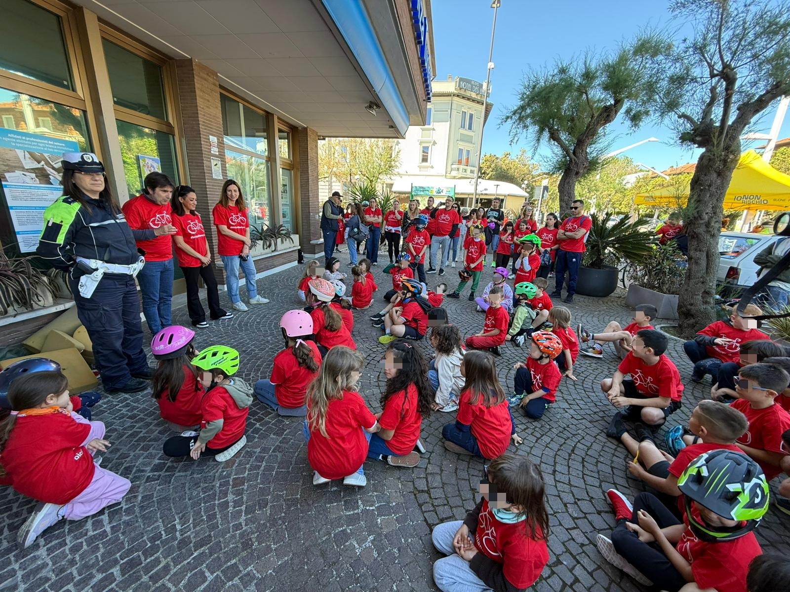 Biancani Murgia Mengucci con bambini di bimbimbici