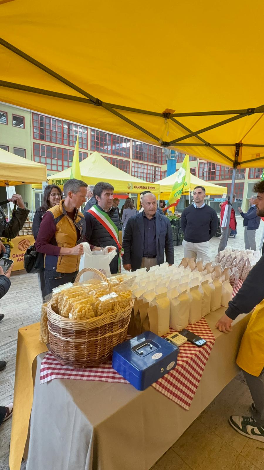 Biancani ed altri che comprano alla bancarella
