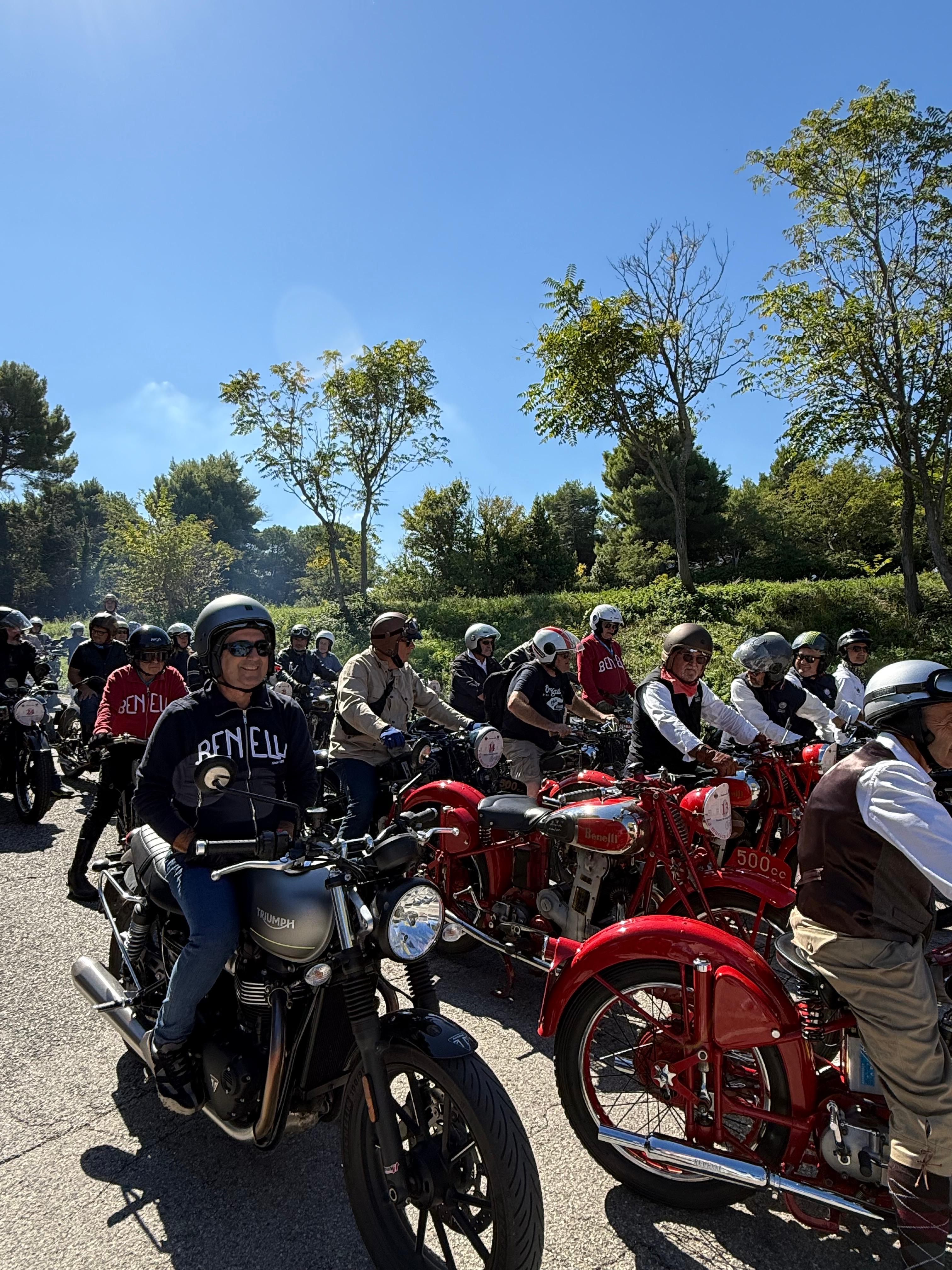 Biancani ed altri in moto