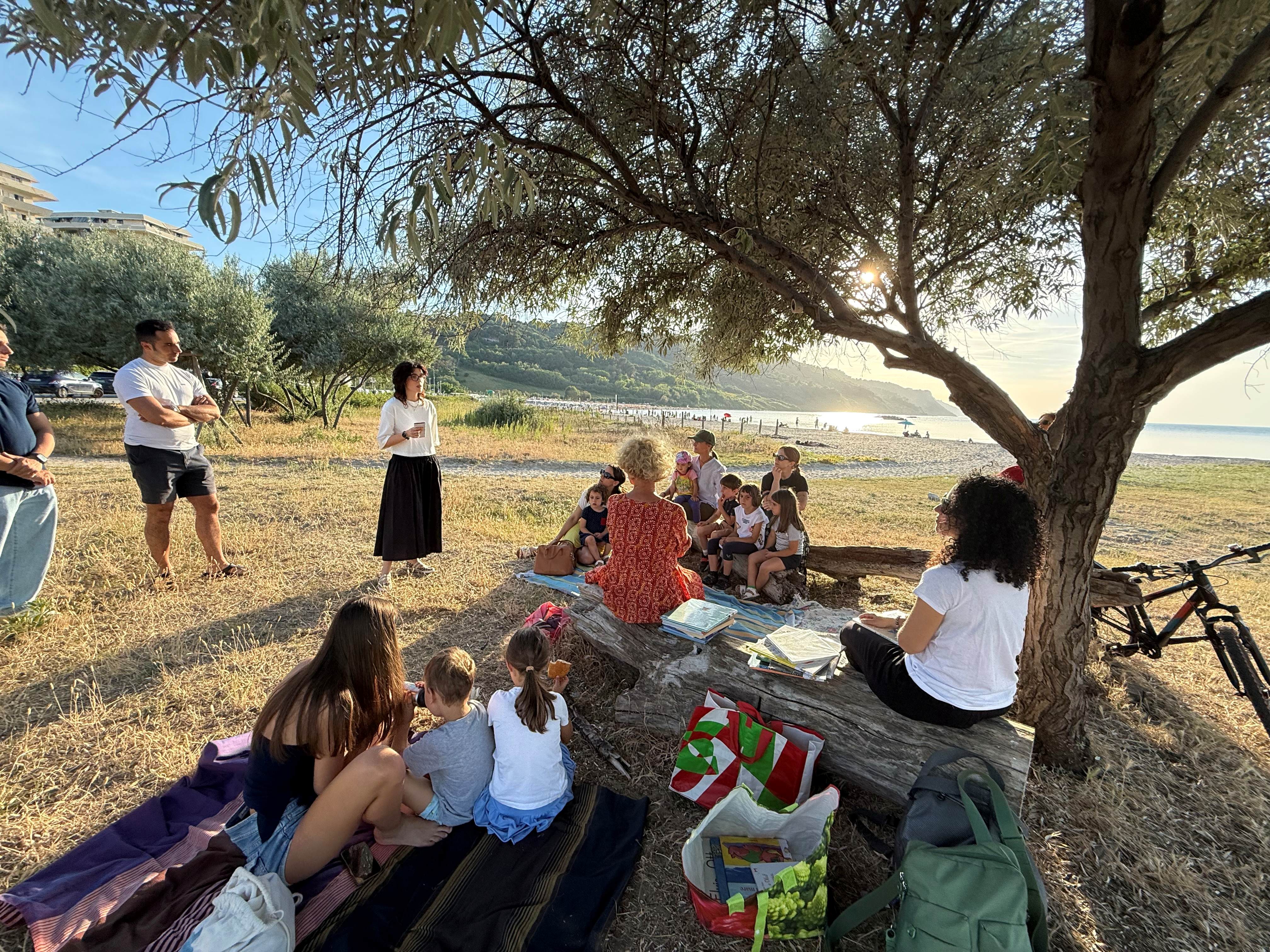 bambini sotto gli alberi