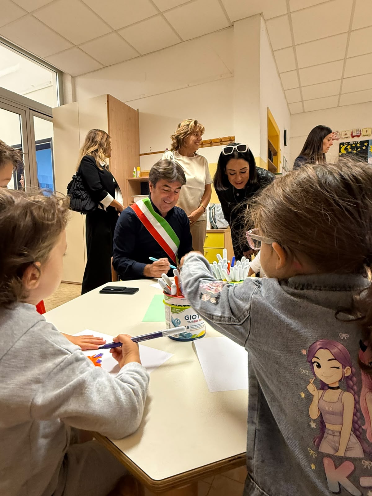 Biancani con bambini delle scuole